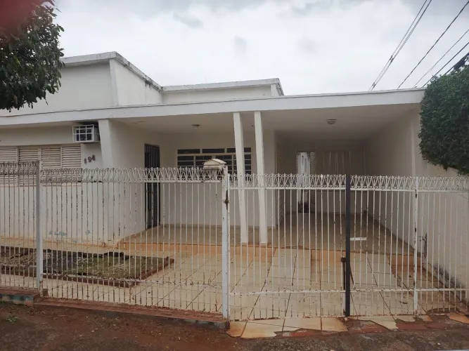 Casa comercial próximo a avenida Alberto Andaló