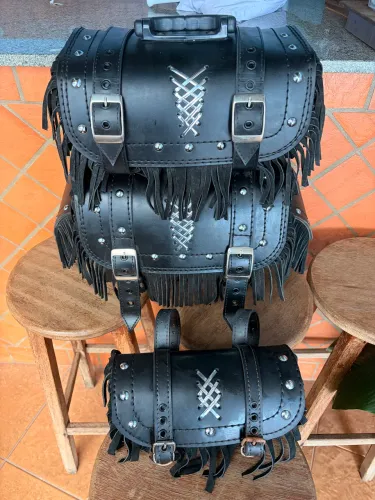 Alforje para moto em couro preto e detalhes em prata - 2 peças