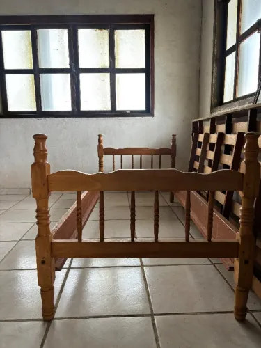 Cama de madeira maciça 