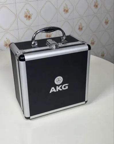 Microfone AKG P220 Condensador ? Profissional para Voz, Podcast e Home Studio
