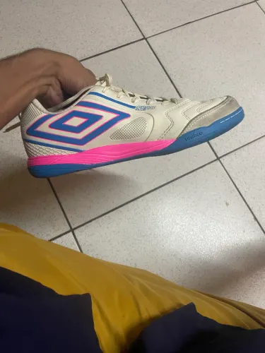 Vendo futsal Umbro pro 5 ( usada apenas 1 vez ) 