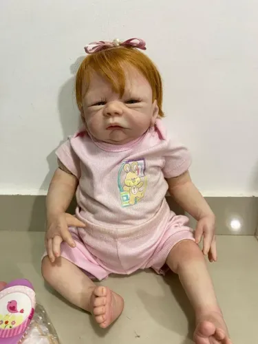 Bebê Reborn com roupinhas e berço 