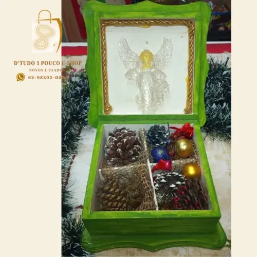ENFEITE NATALINO VINTAGE-CAIXA MADEIRA COM ADEREÇOS NATALINOS- ARTISTA DESCONHECIDO-E.U.A