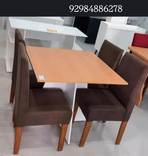 Mesa com 4 cadeiras 