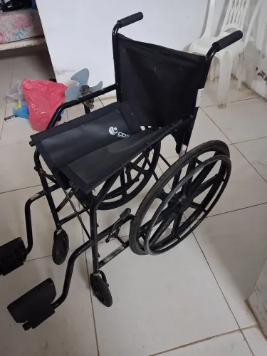 Vendo cadeira de rodas cds