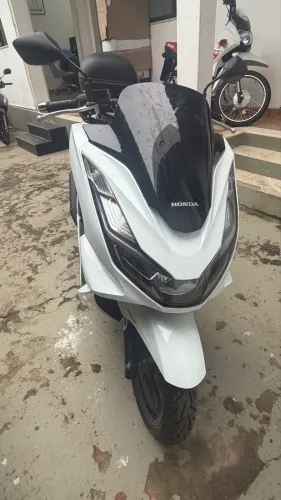 Vendo essa moto PCX com 200 km rodado 