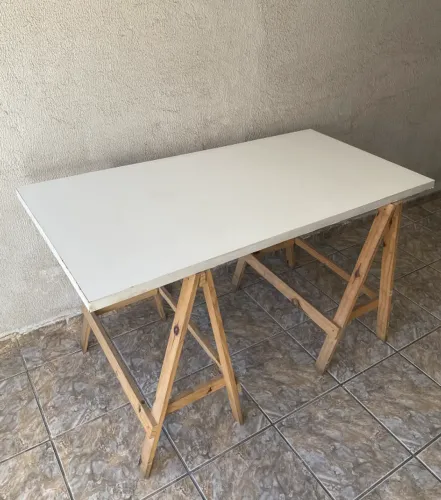 VENDO MESA COM CAVALETES DE PINUS