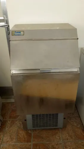 **Máquina de Gelo Cubo Everest EGC-75A - 220V - Inox - Alta Produção**