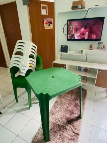 Jogo de mesa com 3 cadeira mais 4 banquetas
