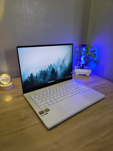 ASUS ROG Zephyrus G14 Platinum White - OLED 3K 120Hz | Ryzen 9 | RTX 5060 | Na caixa