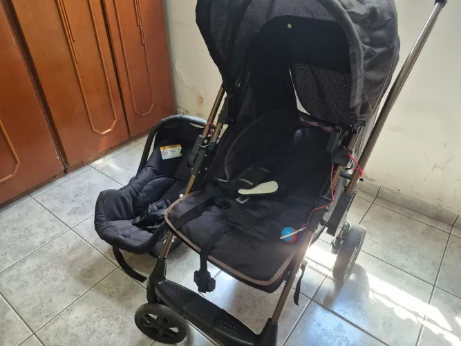 Carinho de bebê e bebê confoto