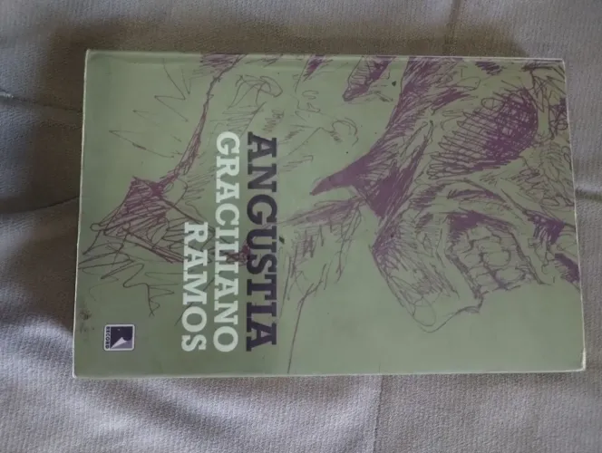 Livro " Angústia" de Graciliano Ramos