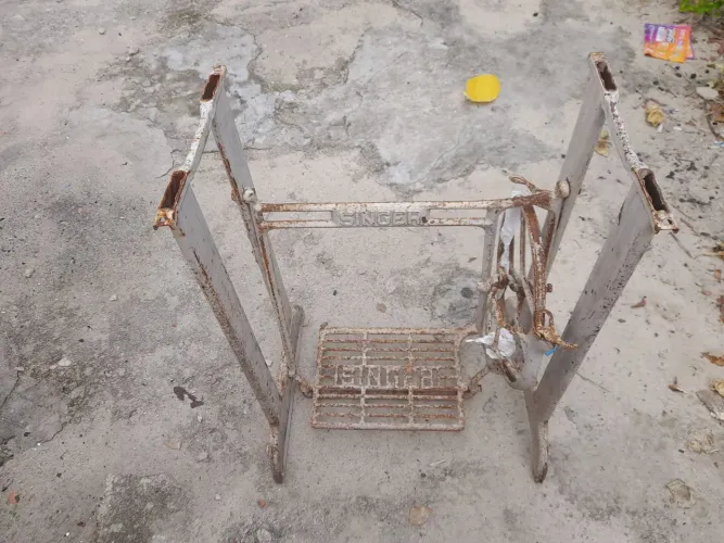 Vendo base da máquina singer, obs. A mesma está quebrada vendo assim como está.