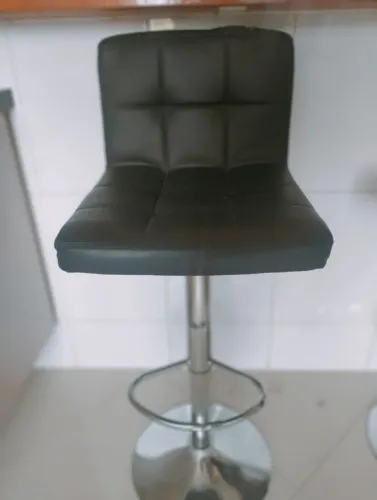 Banqueta em courino preta