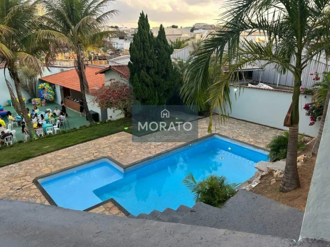 Casa com Salão de Festas e Piscina no Jardim Riacho