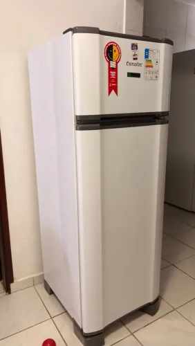 Geladeira Duplex Esmaltec Inverter 276L: seminova e econômica