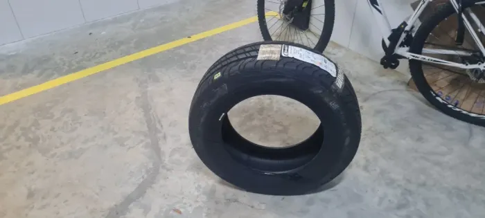 Um Pneu Oroch novo para estrada pavimentada