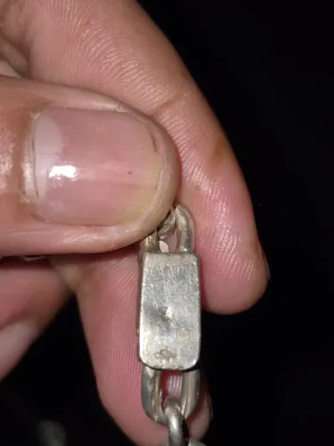 Vendo um cordão de prata 950.
