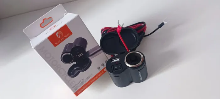 carregador de motocicleta H'maston possui duas portas USB para carregamento rápido.