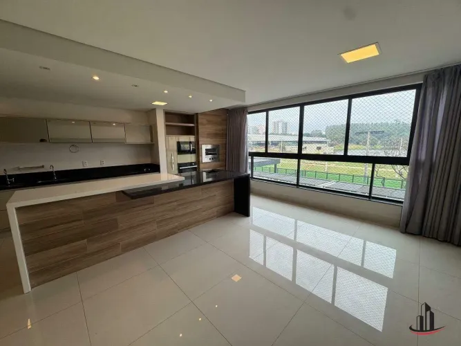 Apartamento com 158 m2 de área útil, 3 suítes amplas, churrasqueira a gás, vista para o la