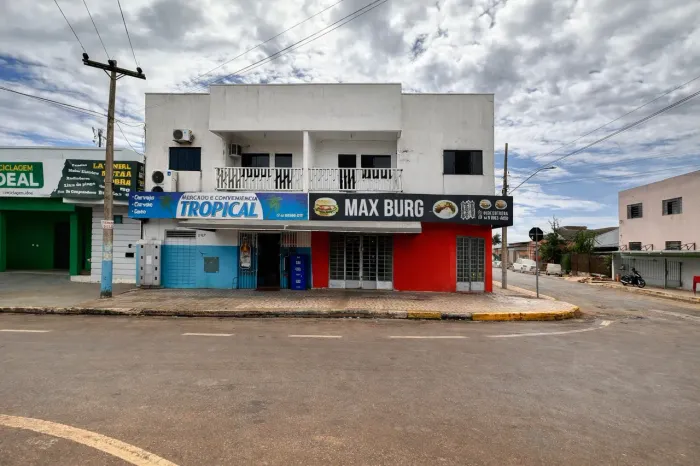 Prédio com 2 Apartamentos e 2 Salas comerciais. Ótima localização fica a 5 minutos do cent