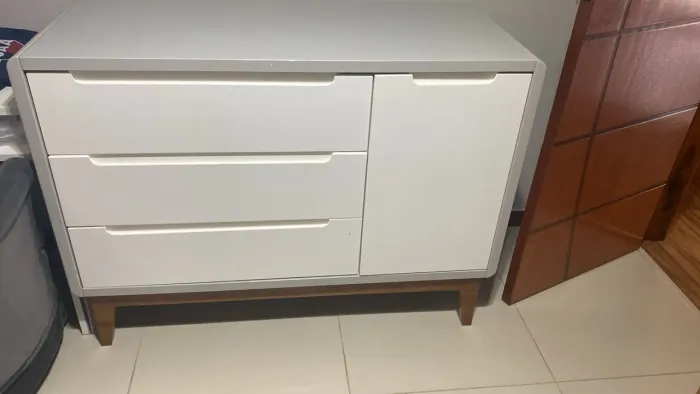 Cômoda de madeira, semi nova 