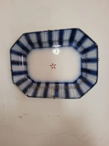 Prato oitavado de louça inglesa 