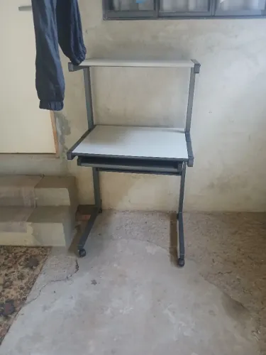 Mesa e cadeira de escritório  industrial