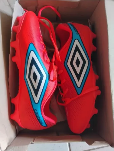 Chuteira de campo Nova Umbro original n.38.39