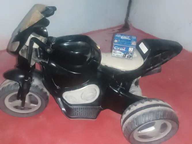 Motinha elétrica em perfeito estado, funcionando perfeitamente vai com duas baterias.