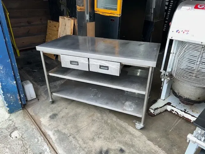 mesa para cozinha industrial - total inox - com rodas - e 2 gavetas - medindo 1,40mt