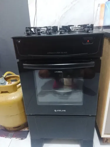 Fogão 4 bocas, forno excelente.
