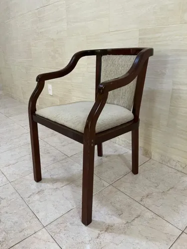 Vendo cadeira de madeira mogno com encosto de braços. R$ 250