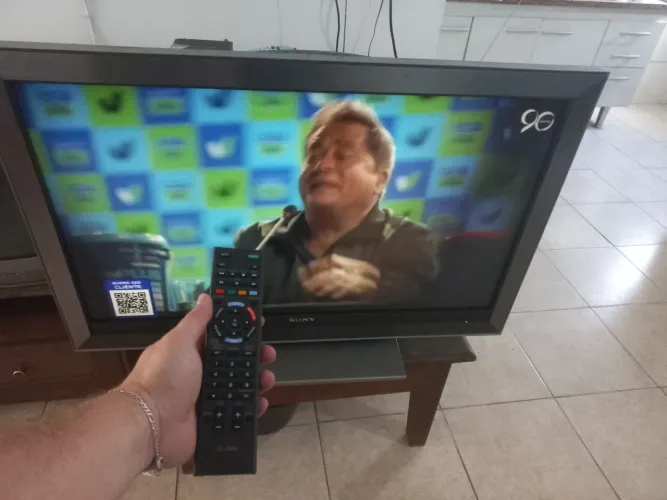 TV Sony de cristal em ótimo estado  acompanha controle remoto 