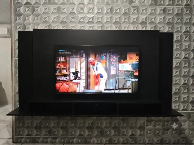 Painel de TV até 60 pole Suspenso na cor PRETA