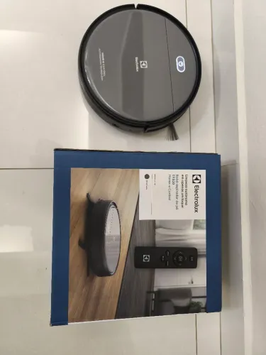 Robô aspirador Eletrolux com controle remoto