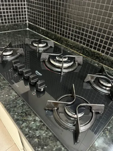 Cooktop a Gás Dako Supreme 5 Bocas - Vidro Preto e Trempes em Ferro Fundido