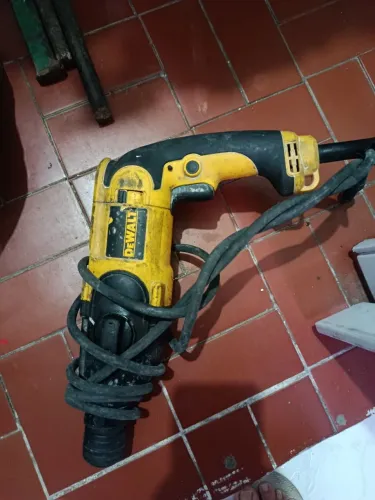 Um martelete 2 kg Dewalt 220v semi novo
