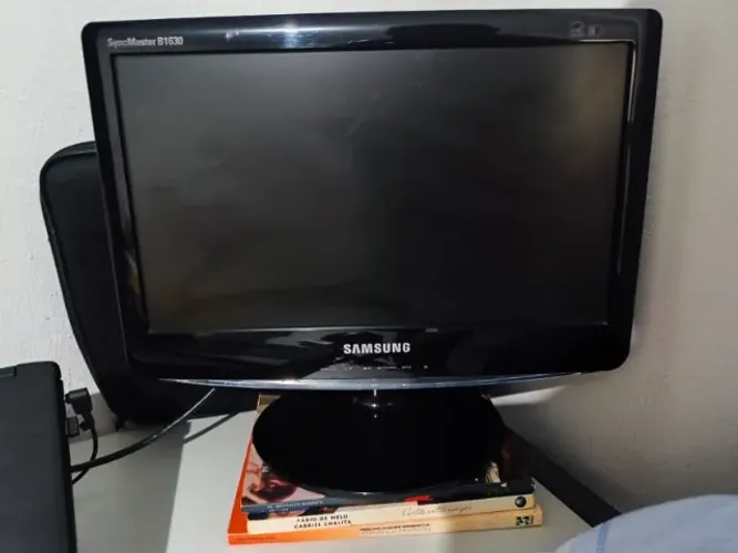 Monitor Samsung com vga e adptador HDMI