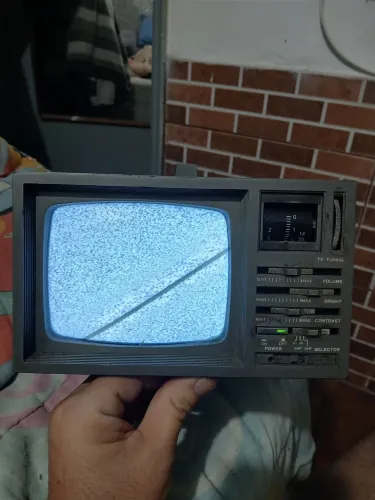 Tv deluxe portatil com radio am e fm