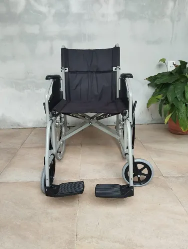 Cadeira de Rodas Dellamed - Dobrável, Reforçada e em Excelente Estado