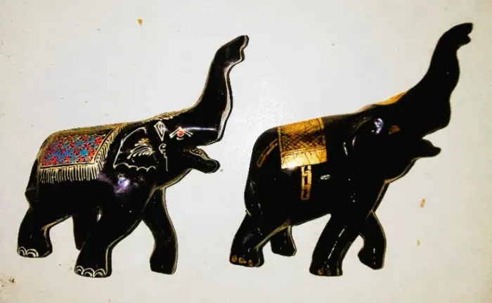 Par de pequenas Estatuetas indianas em madeira pintadas á mão representado Elefantes