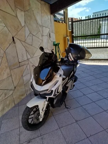 VENDO OU TROCO POR CARRO HONDA ADV 2021