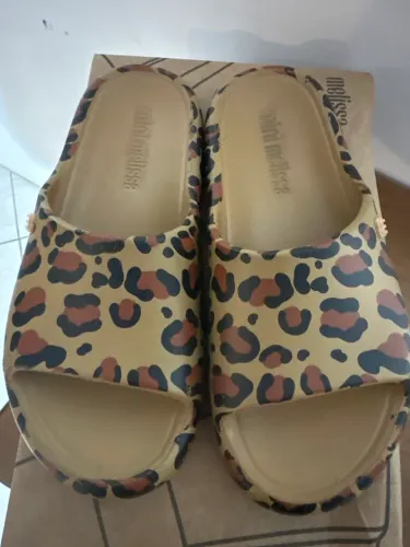 Sandália chinelo slide Melissa animal print onça 32