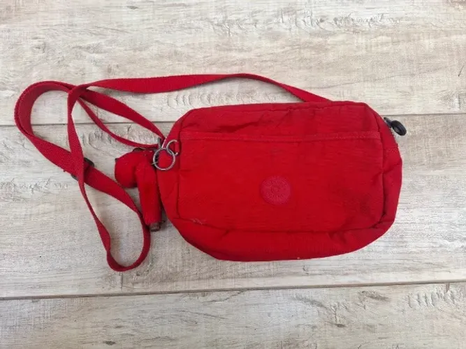 Bolsa transversal marca Kilpling cor vermelha