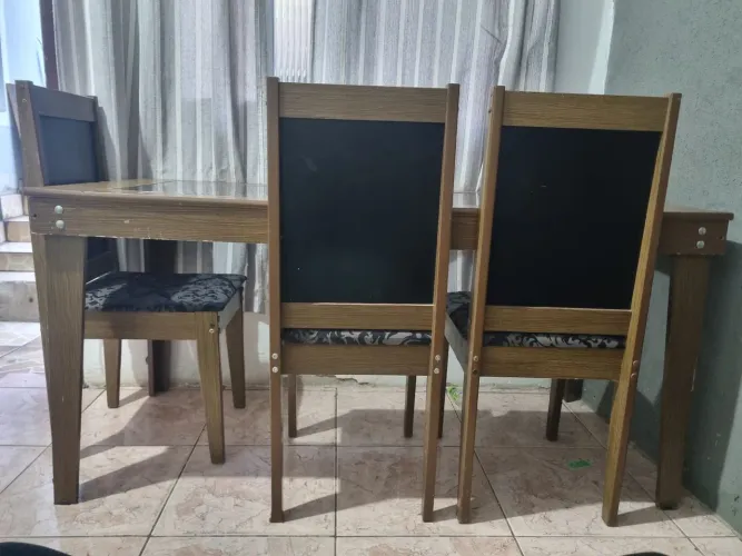 Mesa Tampa de Vidro e Madeira com 4 cadeiras 