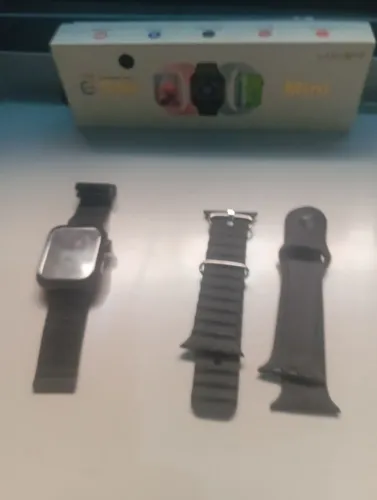 Dois relógios smartwatch