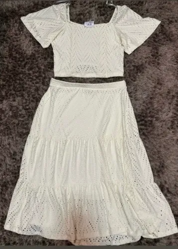 Conjunto saia mídi e blusa em malha Laise na cor off white Marisa/ g novo