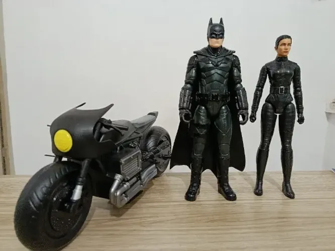 Kit de Bonecos Batman e Catwoman com Batcycle - DC Comics