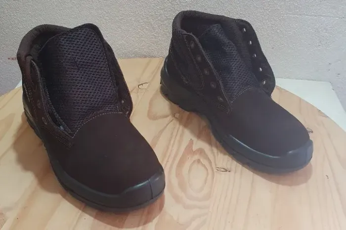 Bota de Couro Masculina Bico de plástico - Tam 38